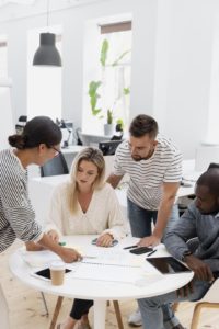 Ejercicios de fisioterapia laboral para mejorar la postura